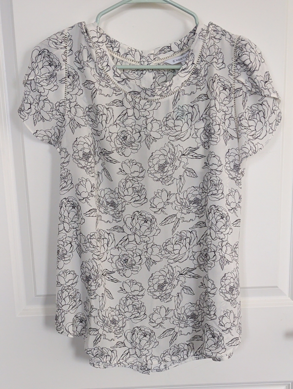 41 Hawthorn White Short-Sleeve Floral Print Top